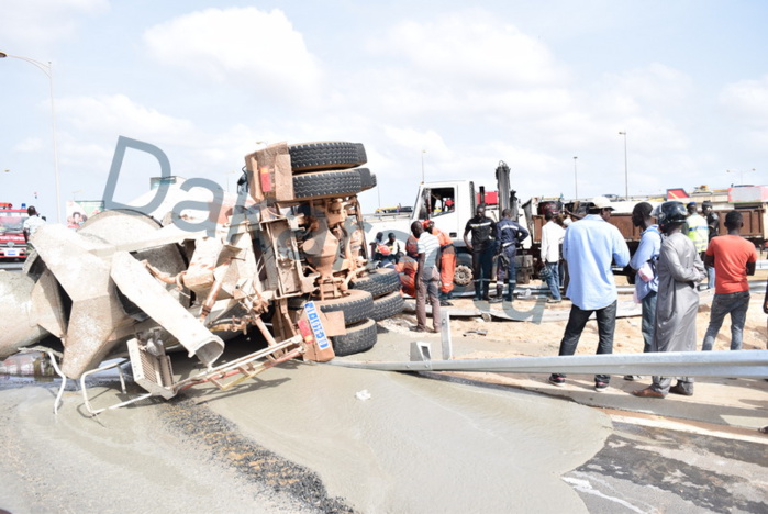 ACCIDENT : Un camion se renverse sur l'autoroute