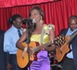 Coumba Gawlo joue à la guitare 