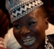 Le mannequin sénégalais Fleur Mbaye en mode sourire chapeau à la tête