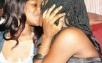 Progression du lesbianisme à Dakar: deux jeunes femmes s'embrassent en public