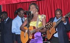 Coumba Gawlo joue à la guitare 