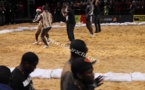 Les lutteurs Baboye et bombardier dansent le logobitombo de Moussier Tombola (VIDEO)