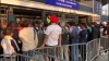 Foot/C1: des supporters attendent d'entrer au Stade de France