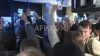 Les fans argentins à Paris exultent sur l'ouverture du score de Messi