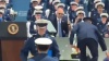 Biden chute sur scène lors d'une cérémonie militaire (VIDEO)