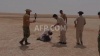 A bout de force, des migrants africains errent dans le désert entre Tunisie et Libye