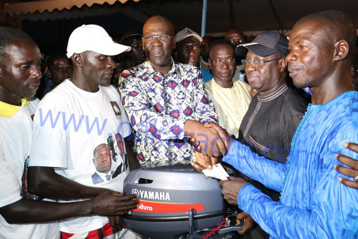 DOTATION DE MOTEURS DE PIROGUE AUX PÊCHEURS : ABDOU KARIM SALL PARACHÈVE LE PROJET DU PRÉSIDENT MACKY SALL À MBAO.    ( IMAGES )