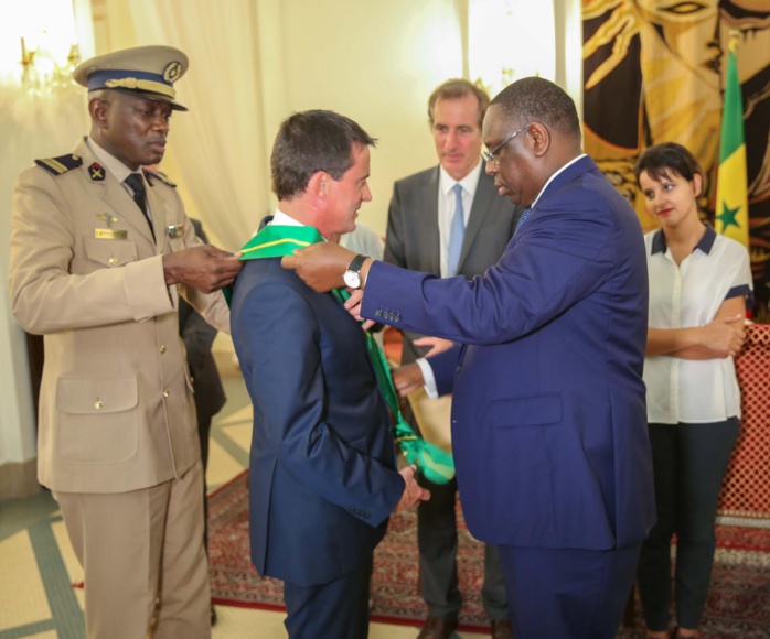 DÉCORATION : Le Premier ministre Français Manuel Valls élevé à la dignité du Grand croix dans l'ordre du mérite DÉCORATION : Le Premier ministre Français Manuel Valls élevé à la dignité du Grand croix dans l'ordre du mérite
