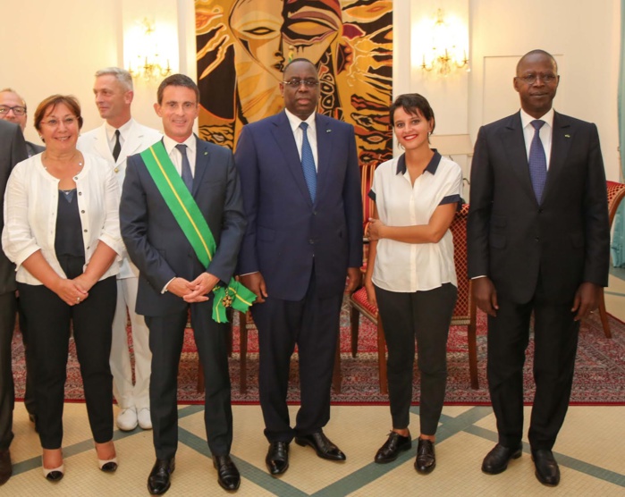 DÉCORATION : Le Premier ministre Français Manuel Valls élevé à la dignité du Grand croix dans l'ordre du mérite DÉCORATION : Le Premier ministre Français Manuel Valls élevé à la dignité du Grand croix dans l'ordre du mérite