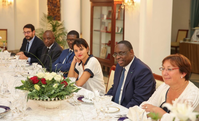 DÉCORATION : Le Premier ministre Français Manuel Valls élevé à la dignité du Grand croix dans l'ordre du mérite DÉCORATION : Le Premier ministre Français Manuel Valls élevé à la dignité du Grand croix dans l'ordre du mérite