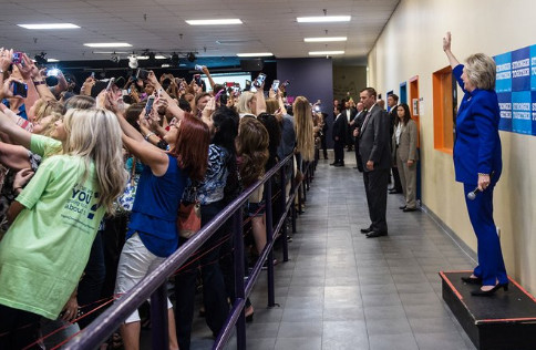 Cette photo avec Hillary Clinton résume parfaitement le narcissisme de notre époque