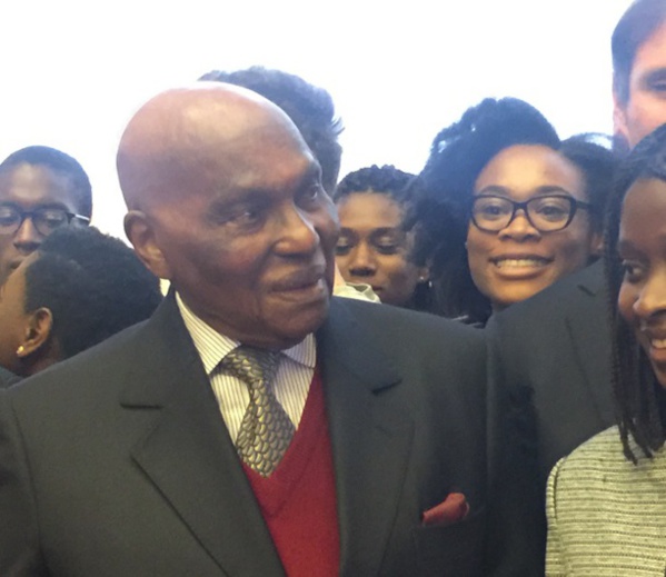 A Sciences Po, Abdoulaye Wade, chevrotant, se voit toujours « en homme d’avenir »