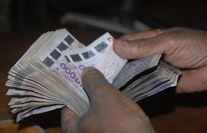 SCANDALE EN VUE : Trois hommes d'affaires sénégalais se partagent 20 milliards d'une banque de la place