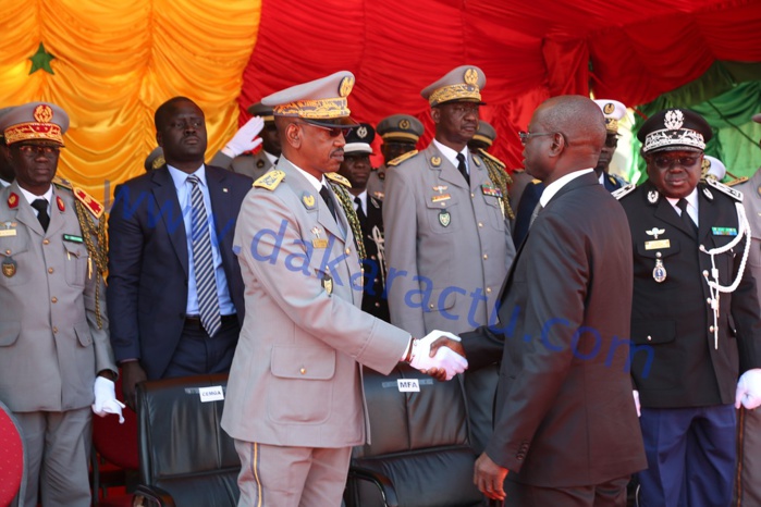 Départ CEMGA Mamadou Sow : « Grâce à votre action nous entrevoyons avec confiance l’avenir » (Augustin Tine, ministre des Forces armées) Départ CEMGA Mamadou Sow : « Grâce à votre action nous entrevoyons avec confiance l’avenir » (Augustin Tine, ministre des Forces armées)