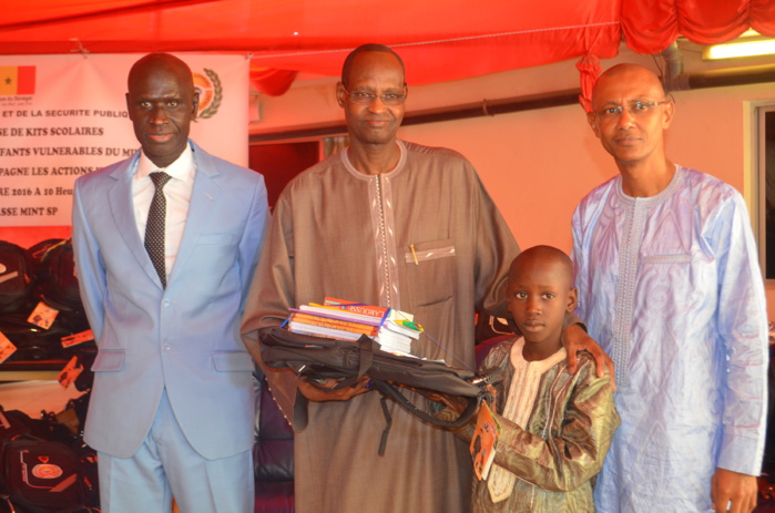 Cérémonie de remise de kits scolaires aux enfants orphelins du ministère de l’intérieur et de la sécurité publique