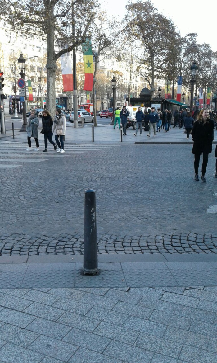 Le drapeau du Sénégal flotte sur les Champs Elysées et sur l'avenue des Ternes