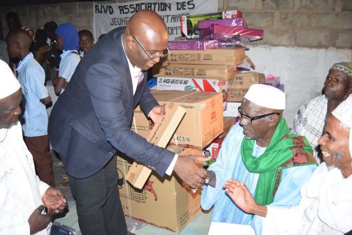 Arbre de Noël : Keur Massar accueille pour la première fois le père Noël. Arbre de Noël : Keur Massar accueille pour la première fois le père Noël.