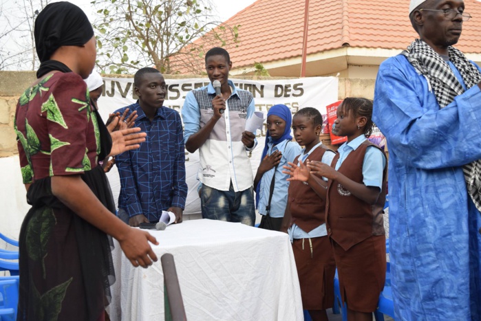 Arbre de Noël : Keur Massar accueille pour la première fois le père Noël. Arbre de Noël : Keur Massar accueille pour la première fois le père Noël.