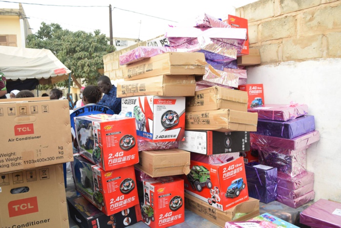 Arbre de Noël : Keur Massar accueille pour la première fois le père Noël. Arbre de Noël : Keur Massar accueille pour la première fois le père Noël.