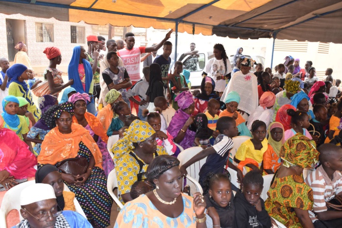 Arbre de Noël : Keur Massar accueille pour la première fois le père Noël. Arbre de Noël : Keur Massar accueille pour la première fois le père Noël.