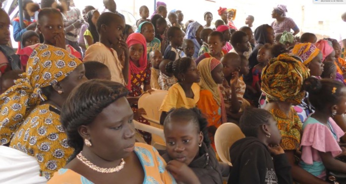 Arbre de Noël : Keur Massar accueille pour la première fois le père Noël. Arbre de Noël : Keur Massar accueille pour la première fois le père Noël.