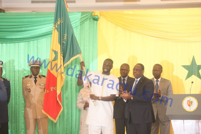 Remise du drapeau aux Lions du foot : «Je vous demande (….) de faire plus que par le passé.…» Macky Sall Remise du drapeau aux Lions du foot : «Je vous demande (….) de faire plus que par le passé.…» Macky Sall