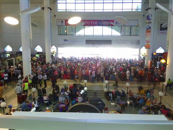 Aéroport de Banjul : Étrangers et Gambiens fuyant la Gambie. Aéroport de Banjul : Étrangers et Gambiens fuyant la Gambie.