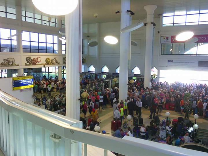 Aéroport de Banjul : Étrangers et Gambiens fuyant la Gambie. Aéroport de Banjul : Étrangers et Gambiens fuyant la Gambie.