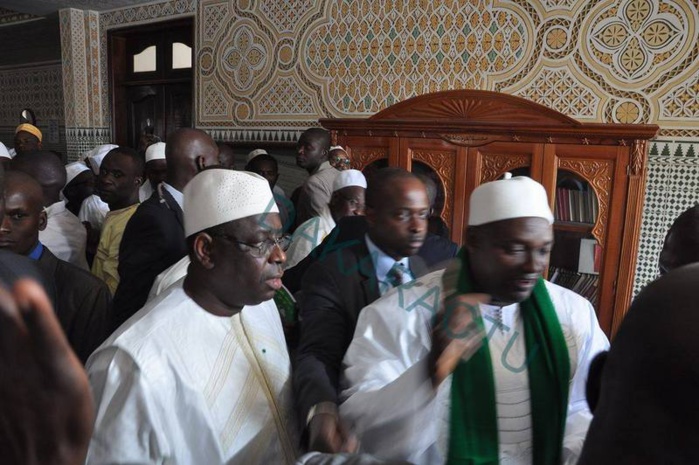 Les présidents Macky Sall du Sénégal et Adama Barrow de la Gambie ont prié ce vendredi à la mosquée Omarienne (IMAGES)