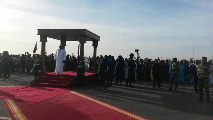 AÉROPORT DE BANJUL : Adama Barrow est arrivé, le tapis en train d'être déroulé AÉROPORT DE BANJUL : Adama Barrow est arrivé, le tapis en train d'être déroulé