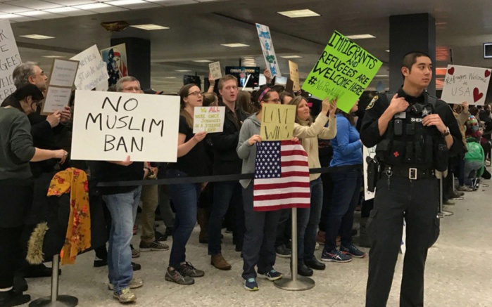 Décret Trump anti-réfugiés : un juge interdit l'expulsion des personnes interpellées Décret Trump anti-réfugiés : un juge interdit l'expulsion des personnes interpellées
