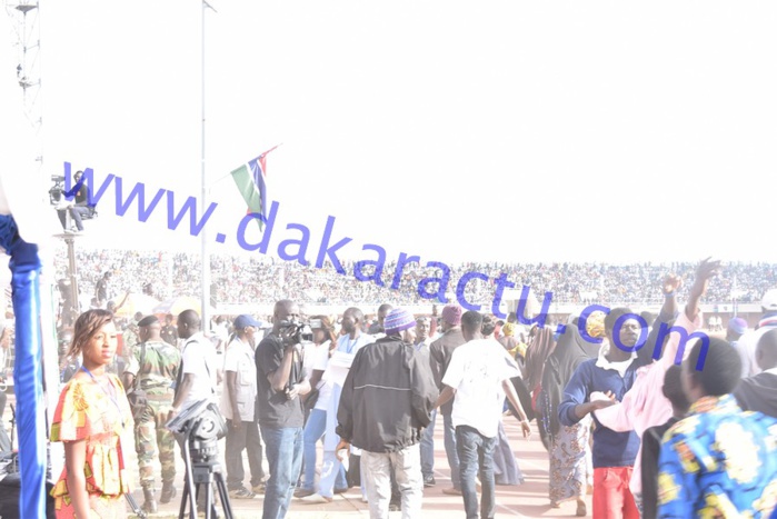 52e anniversaire et prestation de serment de Barrow : Les Gambiens prennent d'assaut le stade de Bakau (IMAGES)