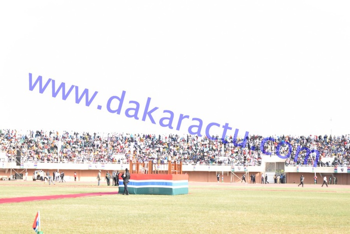 52e anniversaire et prestation de serment de Barrow : Les Gambiens prennent d'assaut le stade de Bakau (IMAGES)