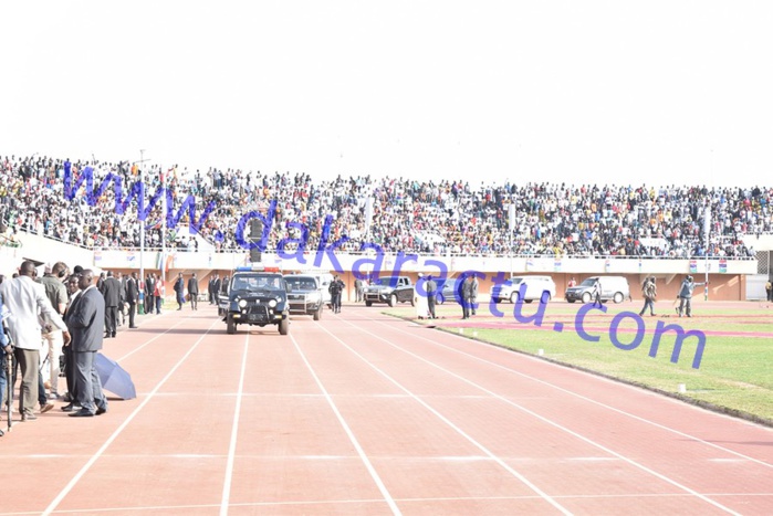 52e anniversaire et prestation de serment de Barrow : Les Gambiens prennent d'assaut le stade de Bakau (IMAGES)