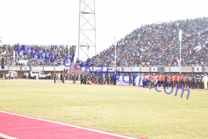 52e anniversaire et prestation de serment de Barrow : Les Gambiens prennent d'assaut le stade de Bakau (IMAGES)