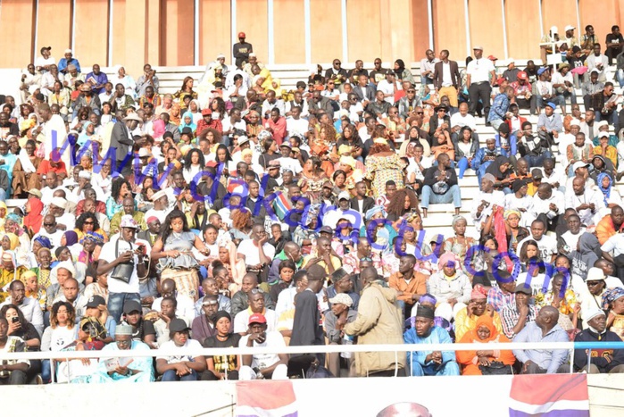 52e anniversaire et prestation de serment de Barrow : Les Gambiens prennent d'assaut le stade de Bakau (IMAGES)