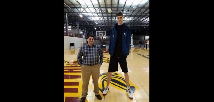 A seulement 16 ans, il mesure 2m34 et veut devenir joueur NBA (Photos)