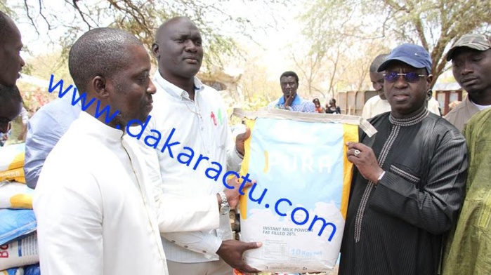 Paroisse de Mbao : Abdou Karim Sall offre des denrées pour la fin du carême (photos) Paroisse de Mbao : Abdou Karim Sall offre des denrées pour la fin du carême (photos)