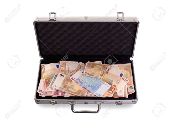 Un peu plus sur l'interpellation de l'homme d'affaires Ndiègne Fall, à l'aéroport avec une mallette d'argent 