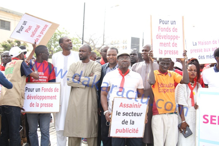 Images : La grande marche de la presse pour de meilleures conditions de travail Images : La grande marche de la presse pour de meilleures conditions de travail