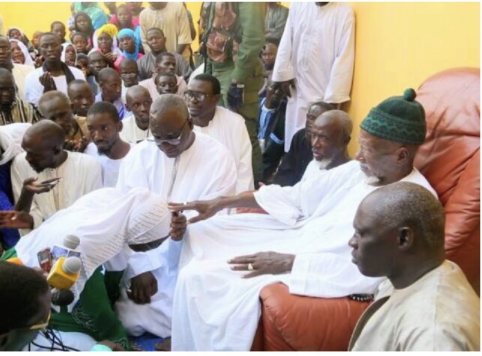 Le Khalife Général des Mourides offre un CORAN dont l’écriture est en OR, à Ndèye Diarra NGOM