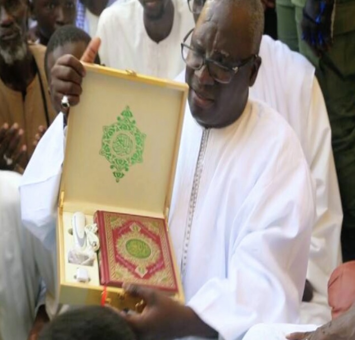 Le Khalife Général des Mourides offre un CORAN dont l’écriture est en OR, à Ndèye Diarra NGOM
