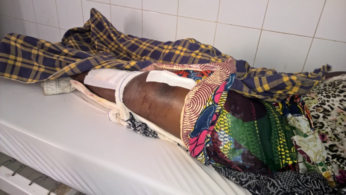 Arrivée en urgence à l'hôpital de Tamba, elle attend depuis 72 heures sa prise en charge. Arrivée en urgence à l'hôpital de Tamba, elle attend depuis 72 heures sa prise en charge.