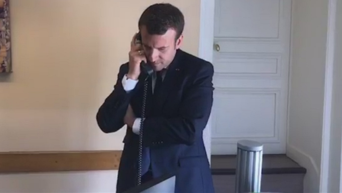 Quand Macron répond aux appels du standard téléphonique de l'Élysée