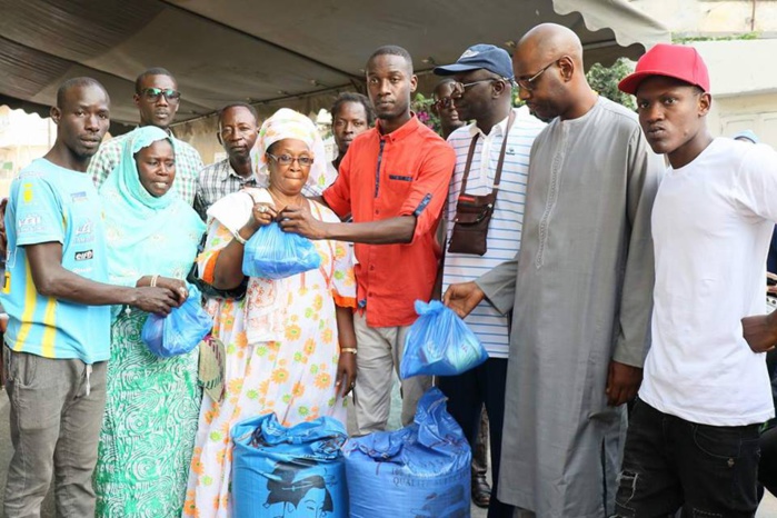 Distribution de Soukeurou Koor aux populations de la Médina par Oumar Sow, un proche collaborateur de Cheikh Ahmet Tidiane Ba Directeur général des Impôts et Domaines Distribution de Soukeurou Koor aux populations de la Médina par Oumar Sow, un proche collaborateur de Cheikh Ahmet Tidiane Ba Directeur général des Impôts et Domaines