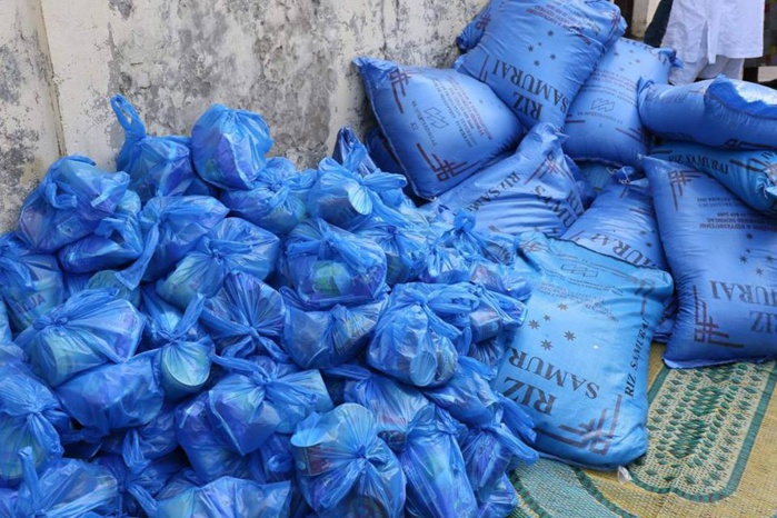 Distribution de Soukeurou Koor aux populations de la Médina par Oumar Sow, un proche collaborateur de Cheikh Ahmet Tidiane Ba Directeur général des Impôts et Domaines Distribution de Soukeurou Koor aux populations de la Médina par Oumar Sow, un proche collaborateur de Cheikh Ahmet Tidiane Ba Directeur général des Impôts et Domaines