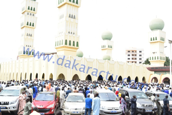 Les images de la levée du corps de la mère du ministre Amadou Ba à la mosquée Omarienne.