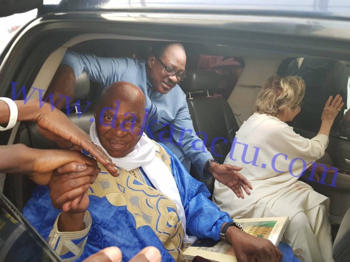 ME ABDOULAYE WADE A DAKAR : Les images exclusives de son arrivée en compagnie de son épouse et de Me Madické Niang