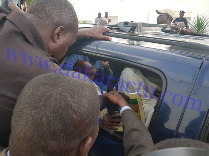 ME ABDOULAYE WADE A DAKAR : Les images exclusives de son arrivée en compagnie de son épouse et de Me Madické Niang