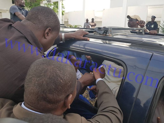 ME ABDOULAYE WADE A DAKAR : Les images exclusives de son arrivée en compagnie de son épouse et de Me Madické Niang
